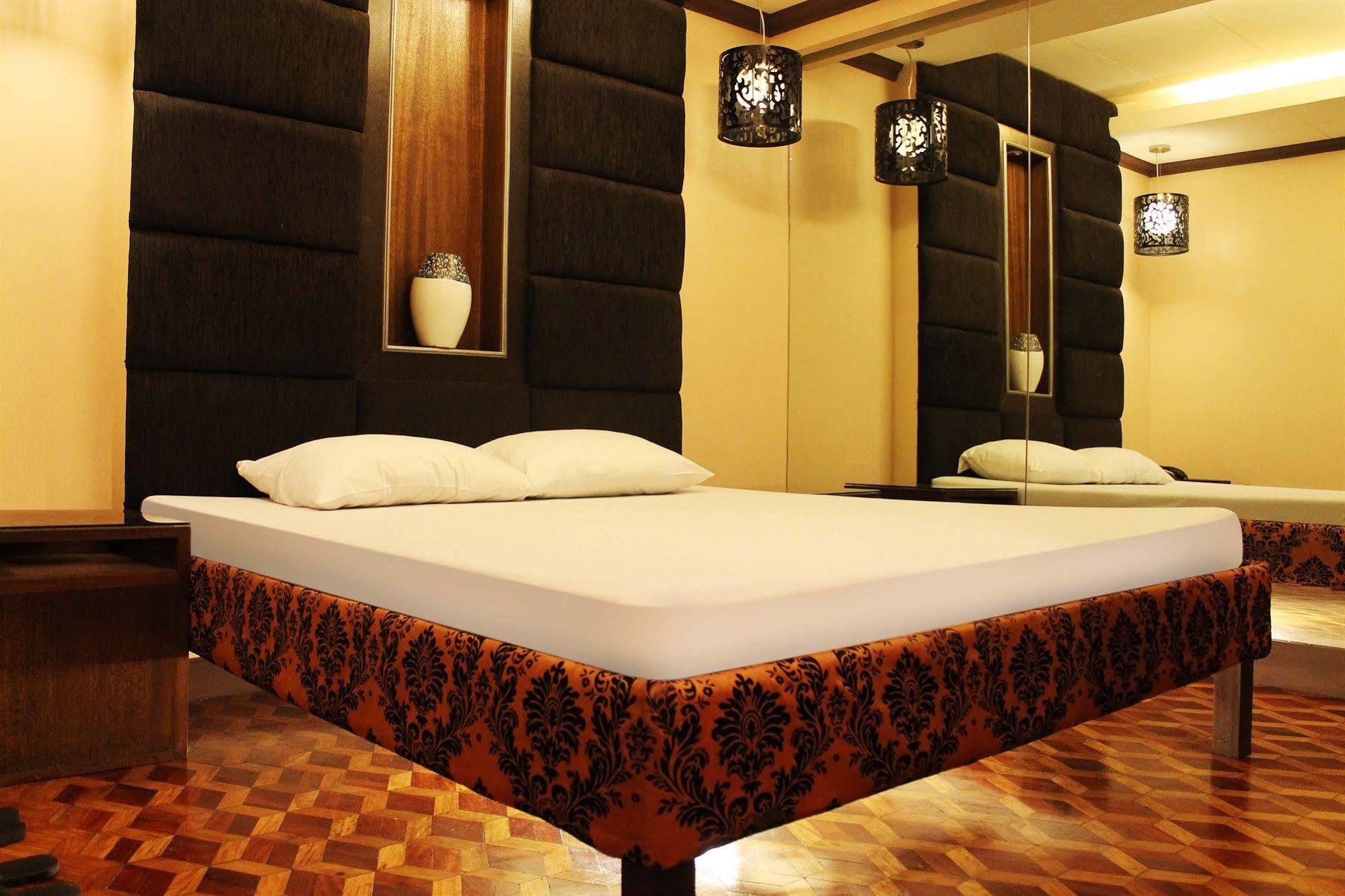 Hotel 2016 Manila Exterior photo